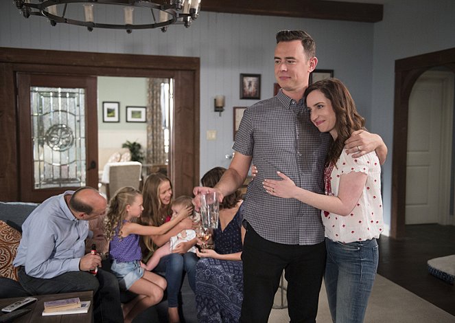 Life in Pieces - Annulled Roommate Pill Shower - Photos - Colin Hanks, Zoe Lister Jones