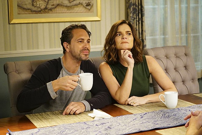 Life in Pieces - Eyebrow Anonymous Trapped Gem - Photos - Thomas Sadoski, Betsy Brandt