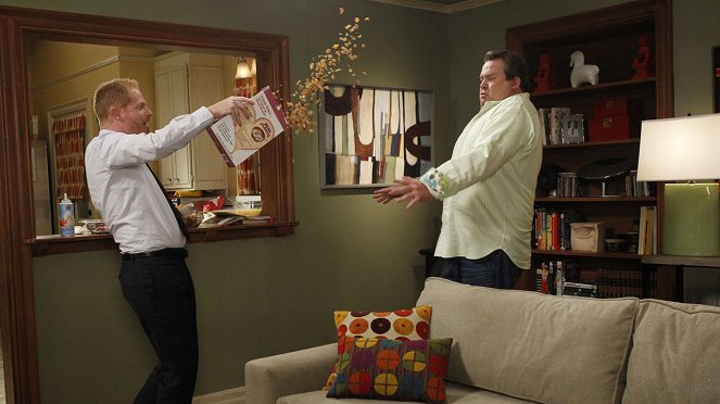 Modern Family - Season 3 - Door to Door - Photos - Jesse Tyler Ferguson, Eric Stonestreet