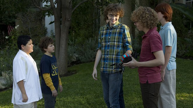Modern Family - After the Fire - Photos - Rico Rodriguez, Nolan Gould