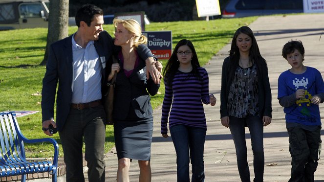 Modern Family - Season 3 - Election Day - Photos - Ty Burrell, Julie Bowen, Ariel Winter, Sarah Hyland, Nolan Gould