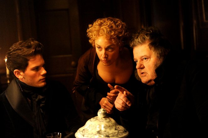 Grandes Esperanças - Do filme - Jeremy Irvine, Tamzin Outhwaite, Robbie Coltrane