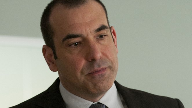 Suits - Season 1 - Errors and Omissions - Photos - Rick Hoffman