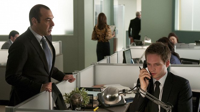 Suits - Errors and Omissions - Photos - Rick Hoffman, Patrick J. Adams