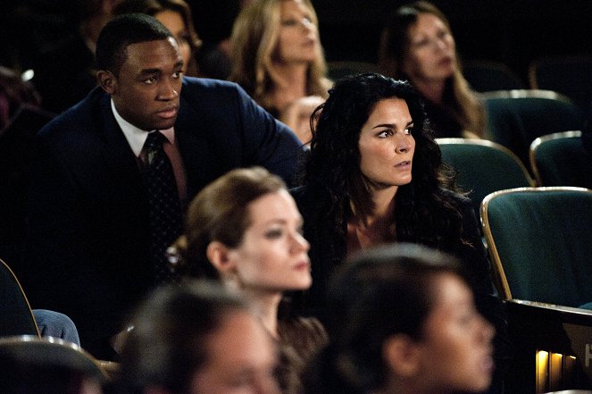 Rizzoli & Isles - Don't Stop Dancing, Girl - Photos - Lee Thompson Young, Angie Harmon