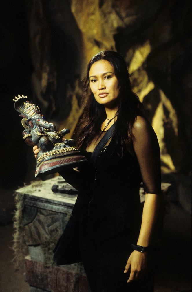 Relic Hunter - Women Want to Know - Photos - Tia Carrere