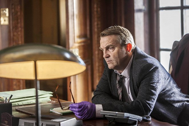 Law & Order: UK - Season 8 - Safe from Harm - Photos - Bradley Walsh