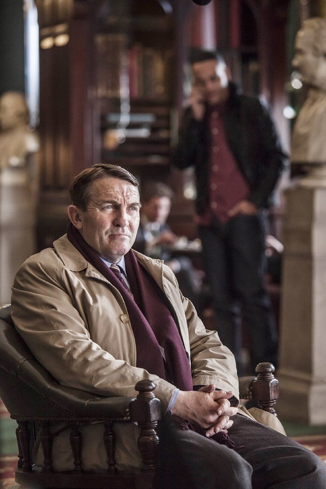 Law & Order: UK - Season 8 - I Predict a Riot - Photos - Bradley Walsh