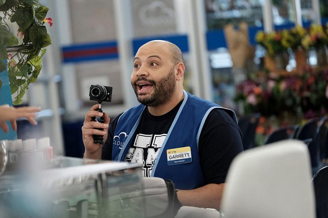 Superstore - Town Hall - Van film - Colton Dunn