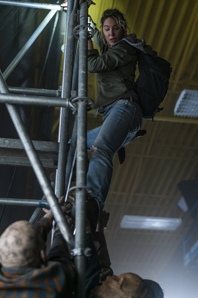 Fear the Walking Dead - Just in Case - Photos - Jenna Elfman