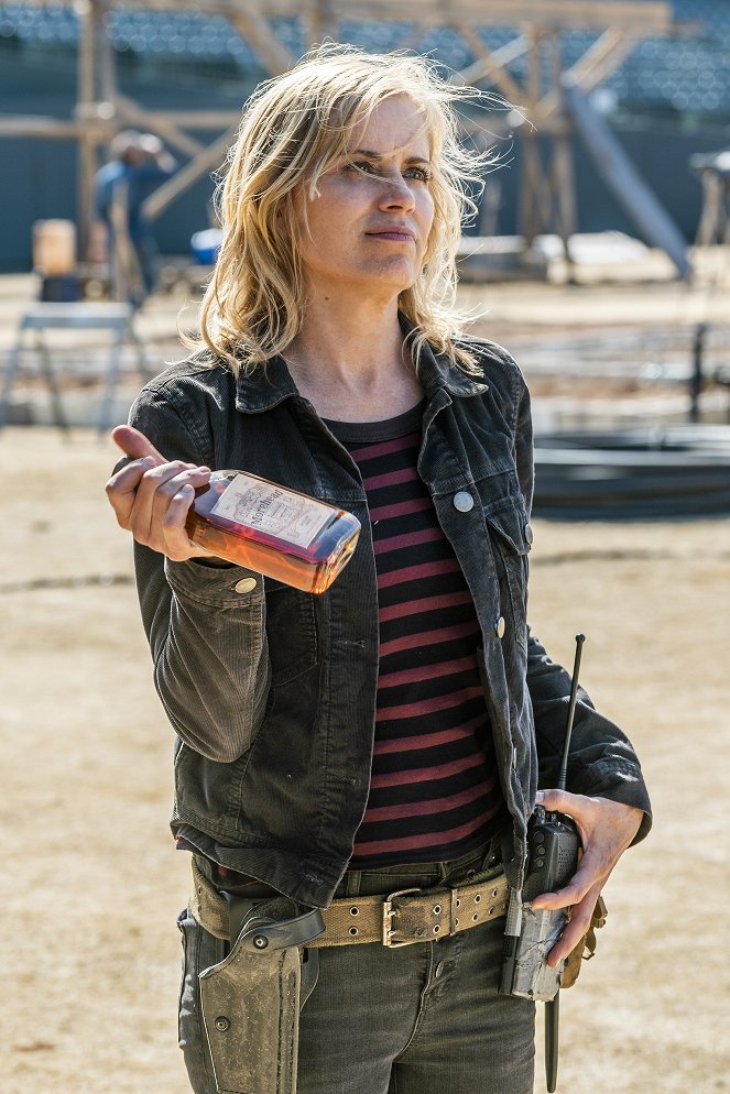 Fear the Walking Dead - Just in Case - Photos - Kim Dickens
