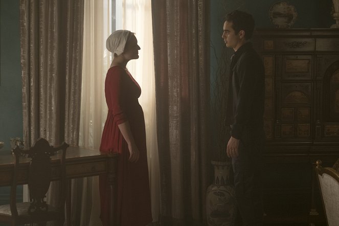 The Handmaid's Tale - Season 2 - Erstes Blut - Filmfotos - Elisabeth Moss, Max Minghella