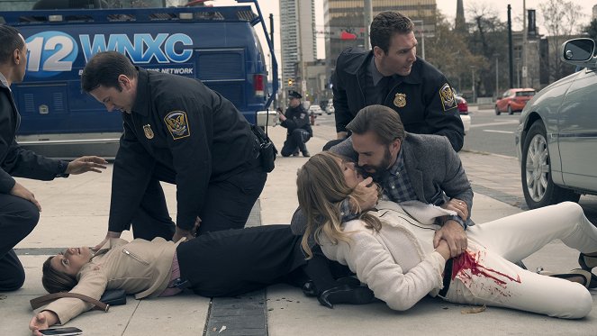 The Handmaid's Tale - Season 2 - First Blood - Photos - Yvonne Strahovski, Joseph Fiennes