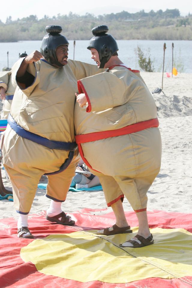 The Office (U.S.) - Season 3 - Beach Games - Photos - Leslie David Baker, Rainn Wilson