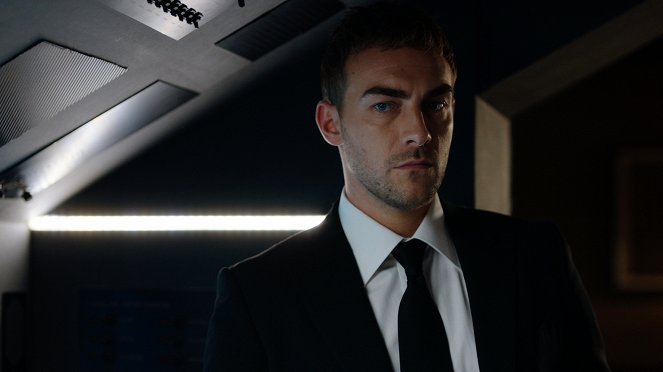 The Royals - Season 4 - There's Daggers in Men's Smiles - Photos - Tom Austen
