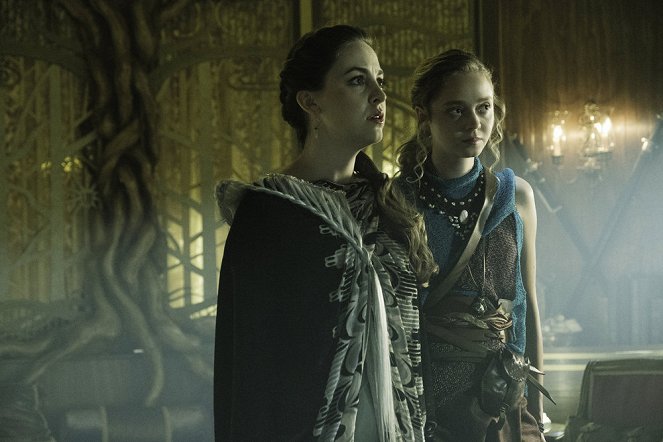 The Magicians - The Losses of Magic - Photos - Brittany Curran, Madeleine Arthur