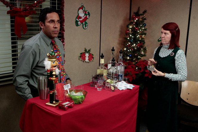 The Office (U.S.) - Christmas Wishes - Photos - Oscar Nuñez, Kate Flannery