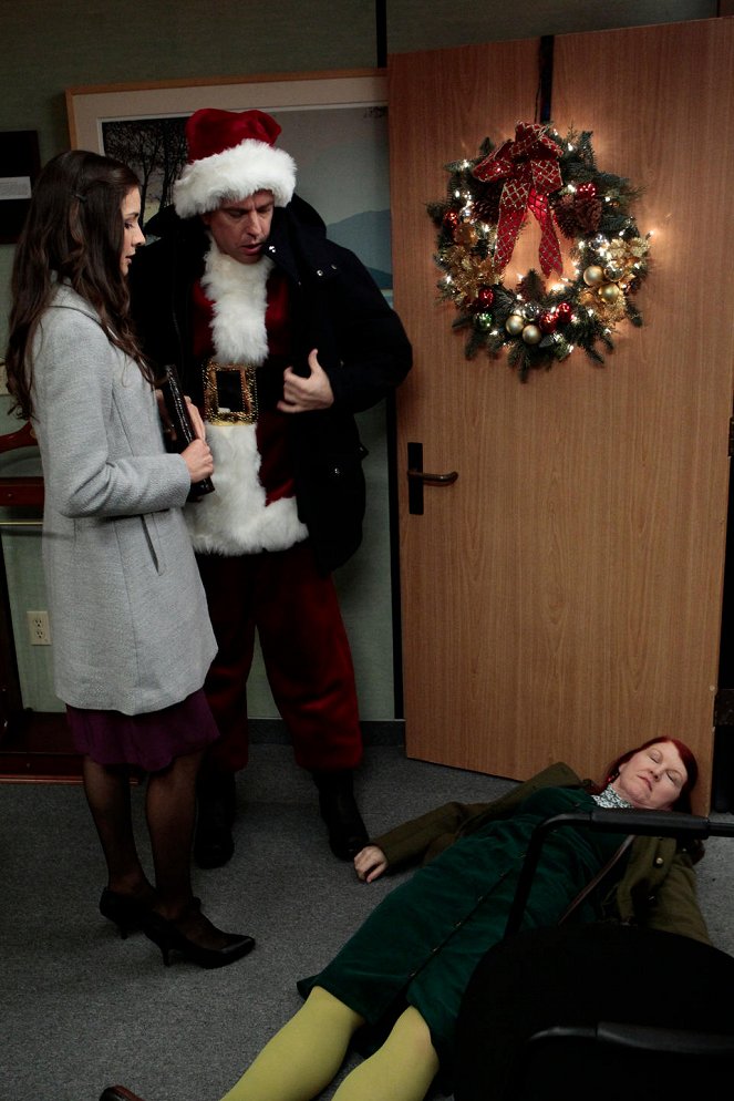 The Office (U.S.) - Season 8 - Christmas Wishes - Photos - Ed Helms, Kate Flannery