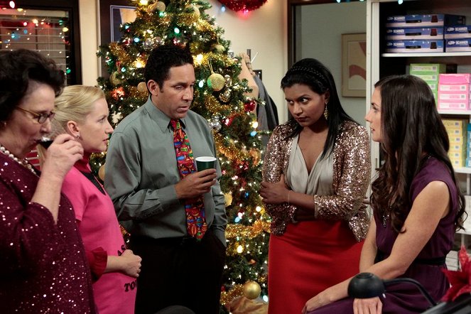 The Office (U.S.) - Christmas Wishes - Photos - Phyllis Smith, Angela Kinsey, Oscar Nuñez, Mindy Kaling