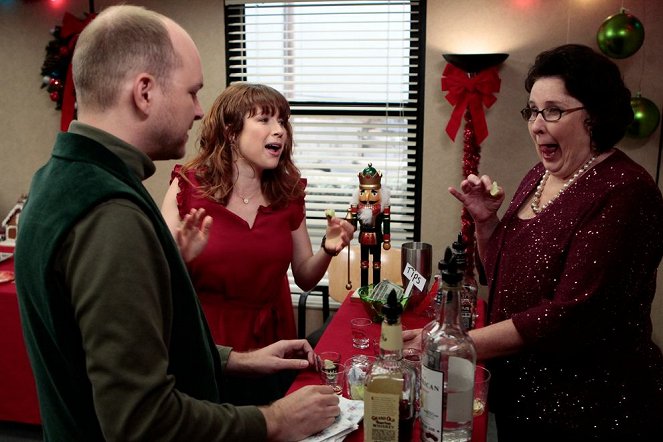 The Office (U.S.) - Christmas Wishes - Photos - Ellie Kemper, Phyllis Smith
