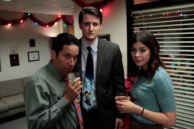The Office (U.S.) - Season 8 - Christmas Wishes - Photos - Oscar Nuñez, Zach Woods