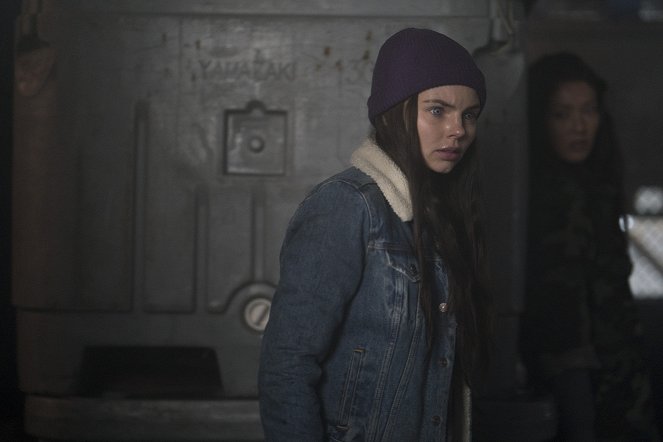 Siren - Season 1 - Street Fight - Photos - Eline Powell