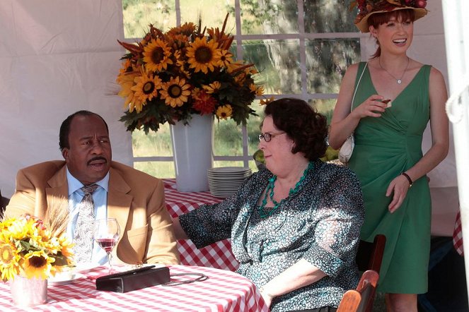 The Office (U.S.) - Season 8 - Garden Party - Photos - Leslie David Baker, Phyllis Smith, Ellie Kemper