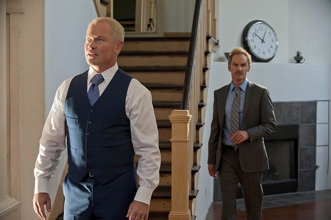 Justified - Harlan Roulette - Photos - Neal McDonough, Jere Burns