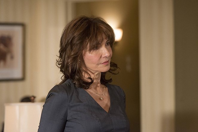 Justified - Alive Day - Photos - Mary Steenburgen