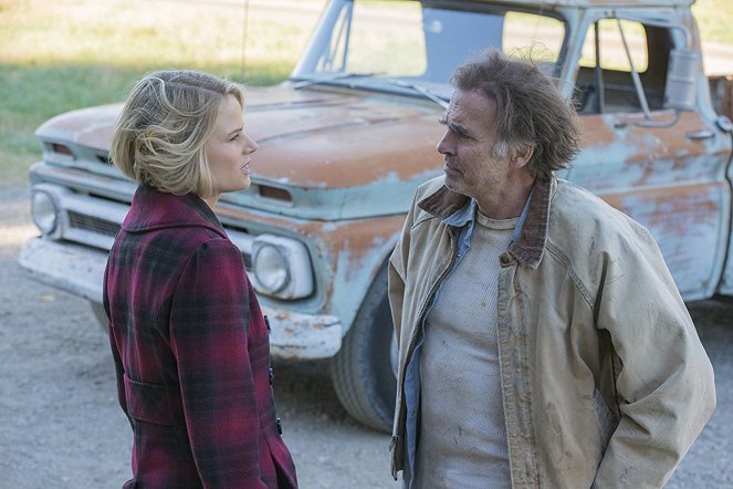Justified - Alive Day - Photos - Joelle Carter, Jeff Fahey