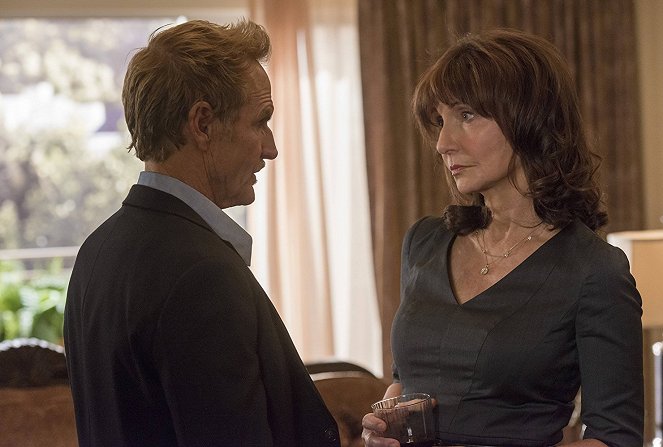 Justified - Alive Day - Photos - Jere Burns, Mary Steenburgen
