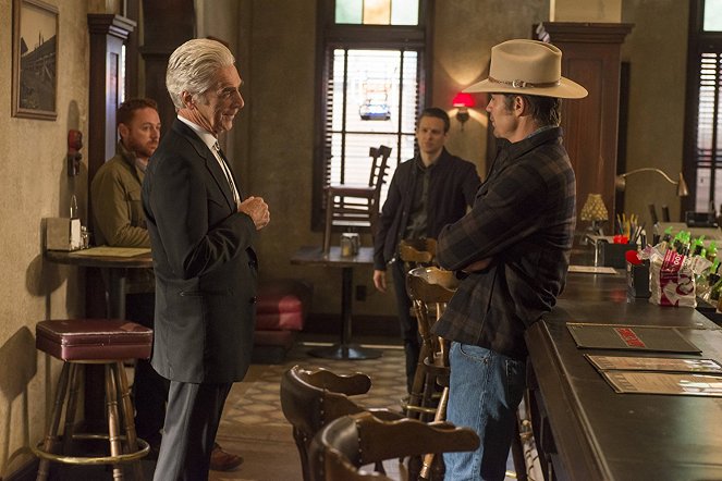 Justified: Bez przebaczenia - Dzień pełen emocji - Z filmu - Scott Grimes, Sam Elliott, Timothy Olyphant