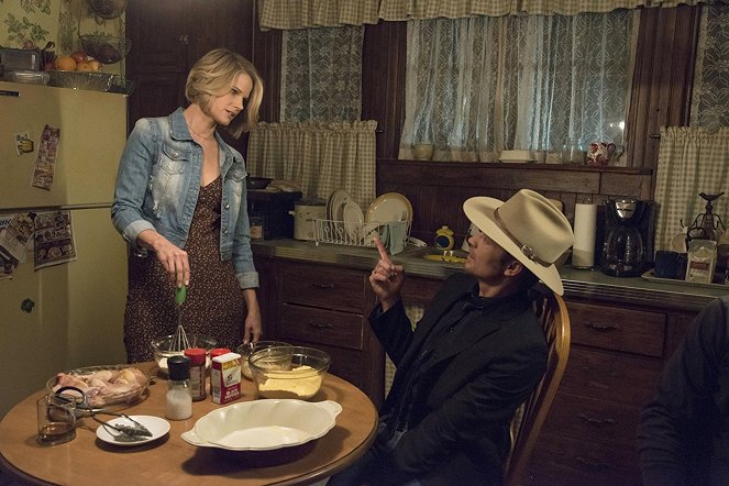 Justified - Season 6 - Alive Day - Photos - Joelle Carter, Timothy Olyphant