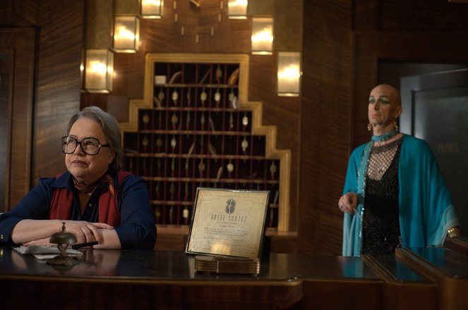 American Horror Story - Hotel - Checking In - Photos - Kathy Bates, Denis O'Hare