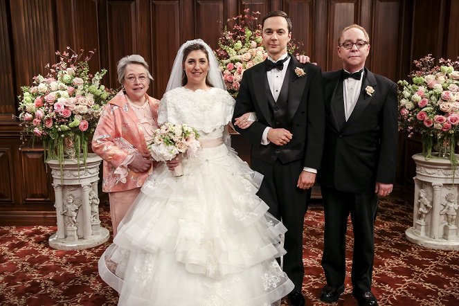 The Big Bang Theory - Der Hochzeitskleid-Hype - Werbefoto - Kathy Bates, Mayim Bialik, Jim Parsons