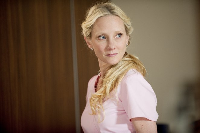 Hung - Season 3 - Mister Drecker or Ease Up on the Whup-Ass - Photos - Anne Heche