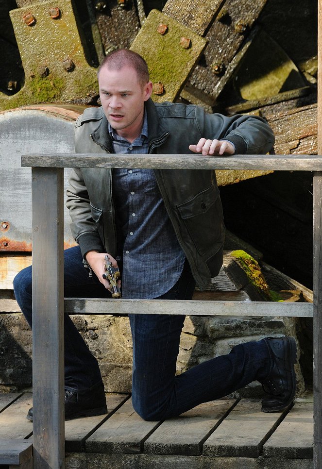 Warehouse 13 - We All Fall Down - Film - Aaron Ashmore