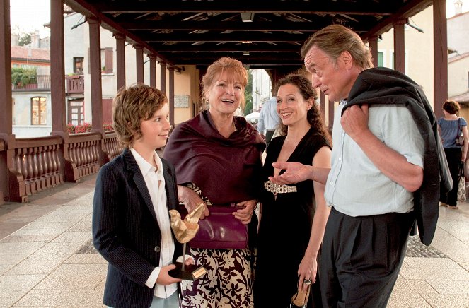 Jeder Mensch braucht ein Geheimnis - Filmfotos - Hannelore Hoger, Delia Mayer, Joachim Dietmar Mues