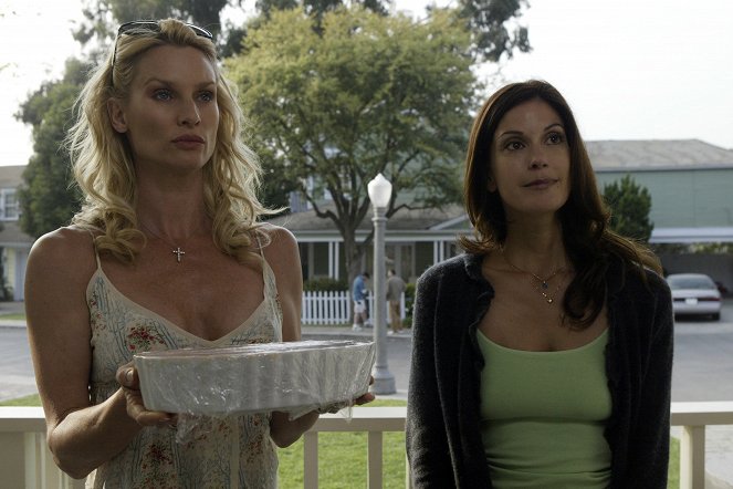 Desperate Housewives - Season 1 - Pilot - Photos - Nicollette Sheridan, Teri Hatcher