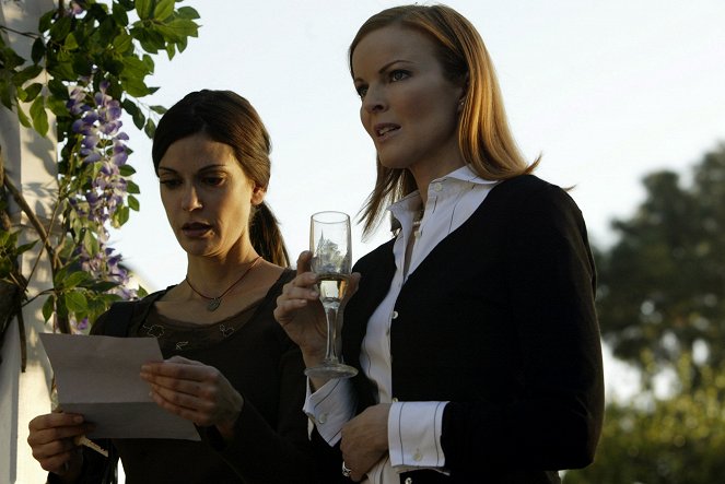 Desperate Housewives - Season 1 - Schmutzige Wäsche - Filmfotos - Teri Hatcher, Marcia Cross