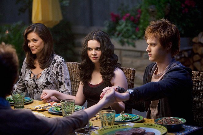 Switched at Birth - Season 1 - American Gothic - Photos - Constance Marie, Vanessa Marano, Lucas Grabeel
