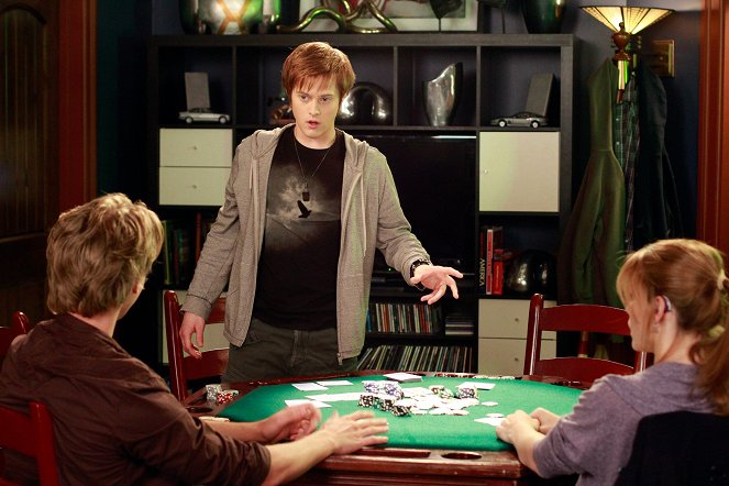 Switched at Birth - Season 1 - Dogs Playing Poker - Photos - Lucas Grabeel