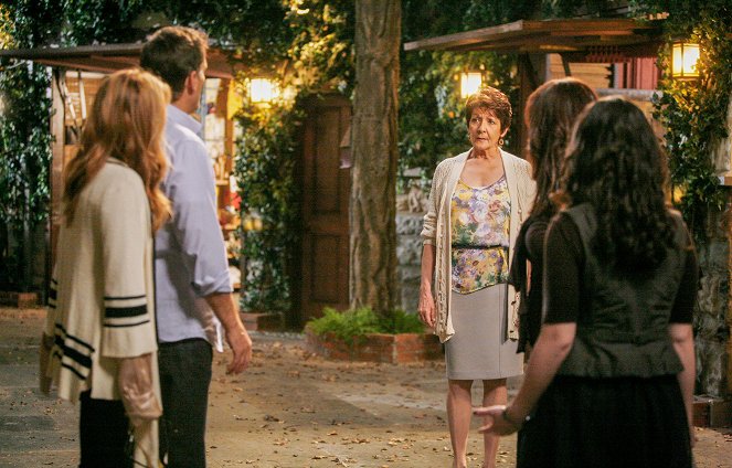 Switched at Birth - Vertreibung aus dem Paradies - Filmfotos - Ivonne Coll