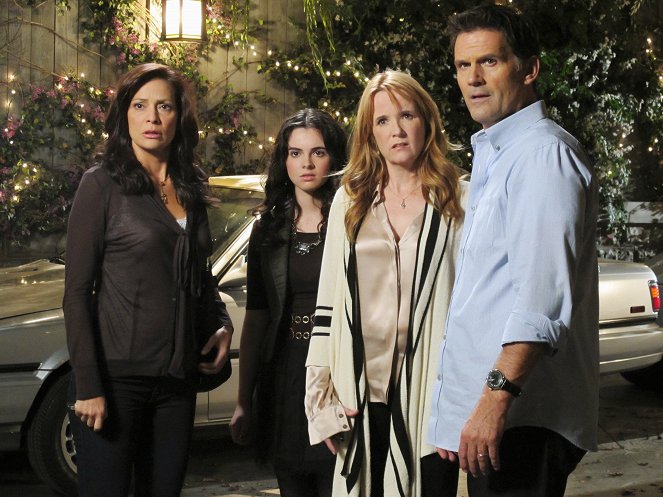 Switched at Birth - Expulsion from the Garden of Eden - Photos - Constance Marie, Vanessa Marano, D. W. Moffett, Lea Thompson