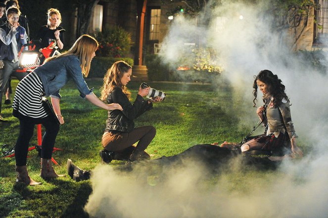 Switched at Birth - The Sleep of Reason Produces Monsters - Photos - Lucas Grabeel, Lea Thompson, Katie Leclerc, Maiara Walsh, Vanessa Marano