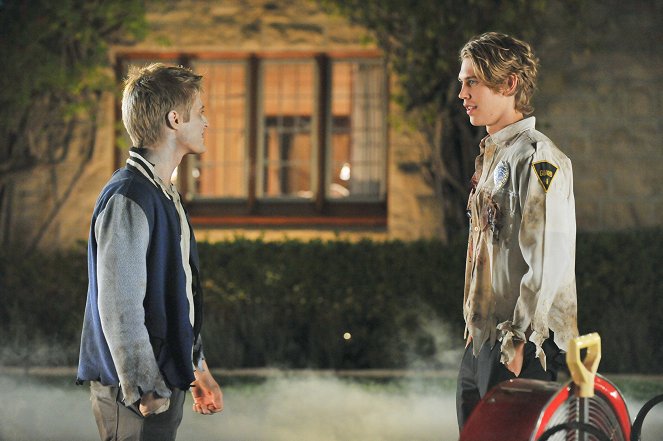 Switched at Birth - Season 1 - The Sleep of Reason Produces Monsters - Photos - Lucas Grabeel, Austin Butler