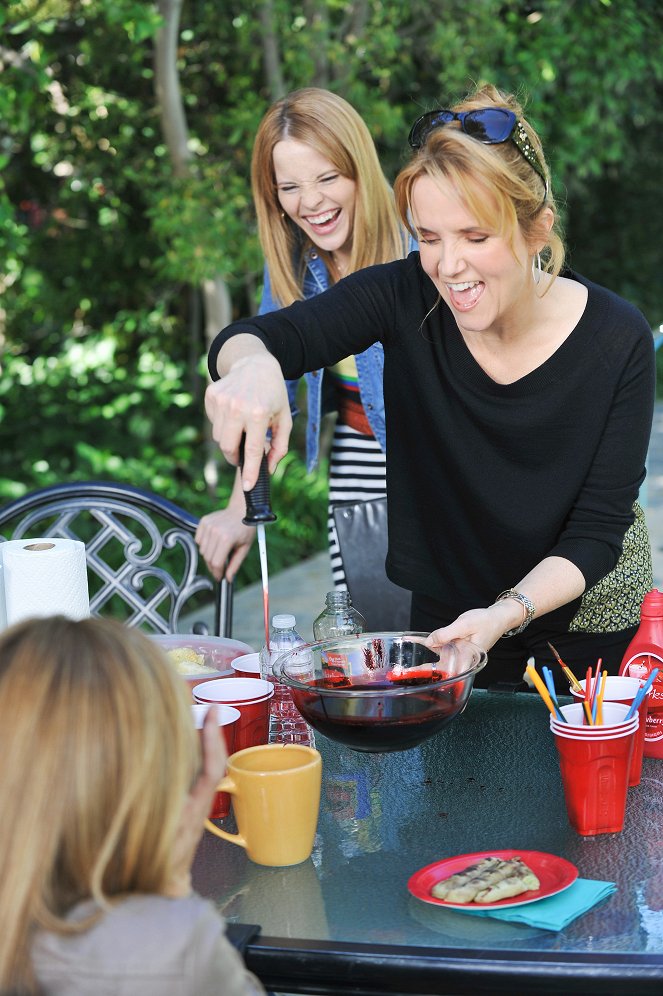 Switched at Birth - The Sleep of Reason Produces Monsters - Photos - Katie Leclerc, Lea Thompson
