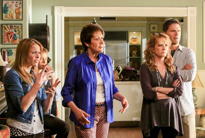 Switched at Birth - The Intruder - Photos - Katie Leclerc, Lucas Grabeel, Ivonne Coll, Lea Thompson, D. W. Moffett