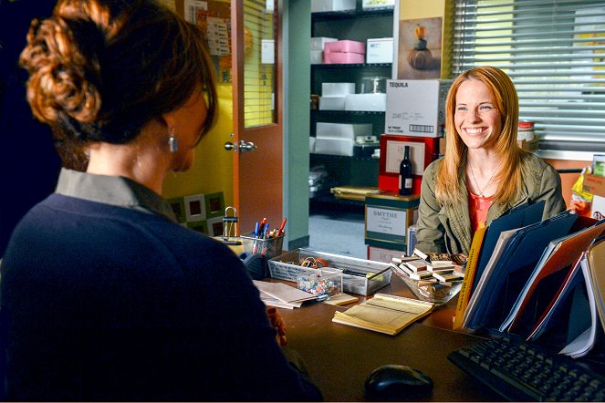 Switched at Birth - Season 1 - Street Noises Invade the House - Photos - Katie Leclerc