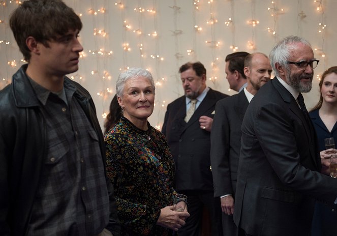 Die Frau des Nobelpreisträgers - Filmfotos - Max Irons, Glenn Close, Jonathan Pryce